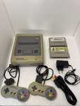 Zestaw Nintendo Super Famicom - dwa pady, kabel av, zasilacz, 2 gry