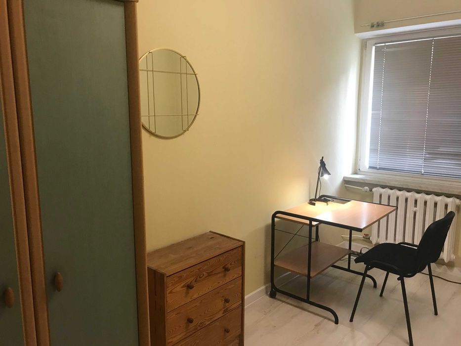 Pokój do wynajęcia. W cenie: woda, prąd, gaz, ogrzewanie, internet.