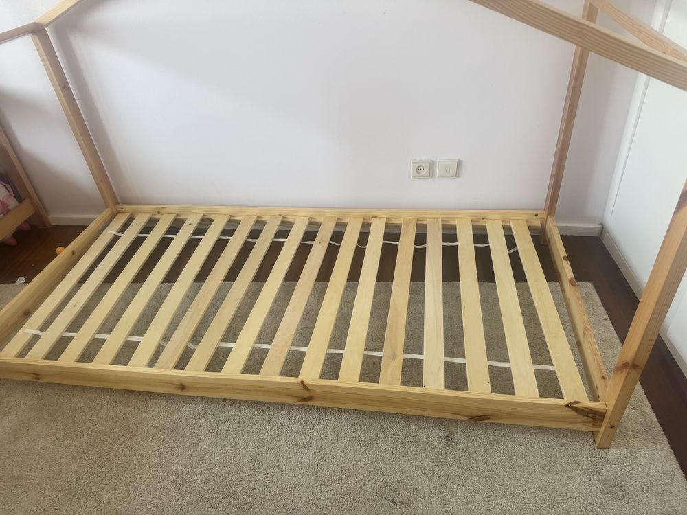 Cama de madeira com colchao