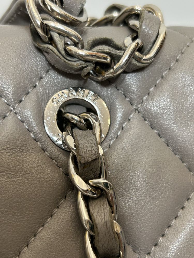 Рюкзак Chanel гарного сірого кольору.