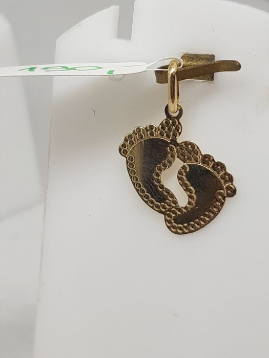 Złoty wisiorek stopki złoto 585