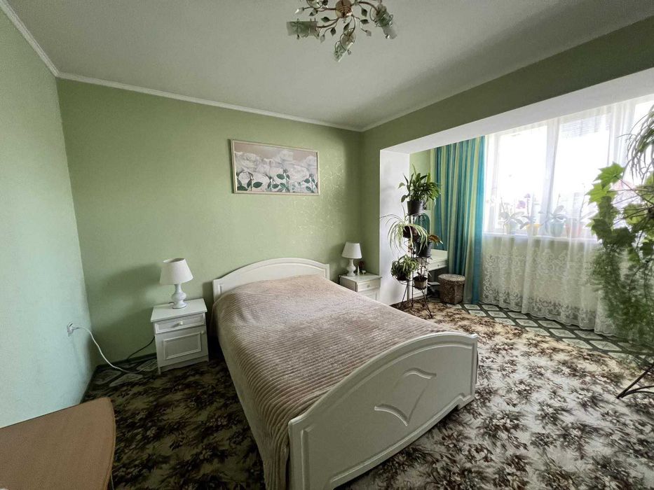 Простора 3-кімнатна квартира з окремим входом та власним двориком.