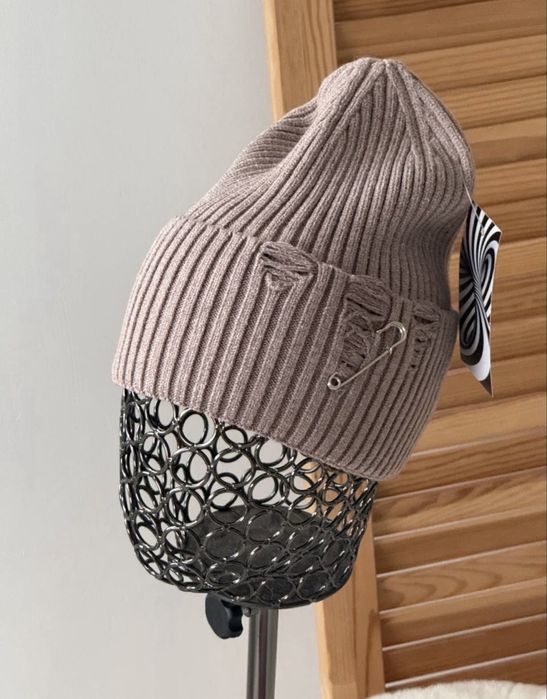 Шапка рвана з булавкою шапочка лопатка