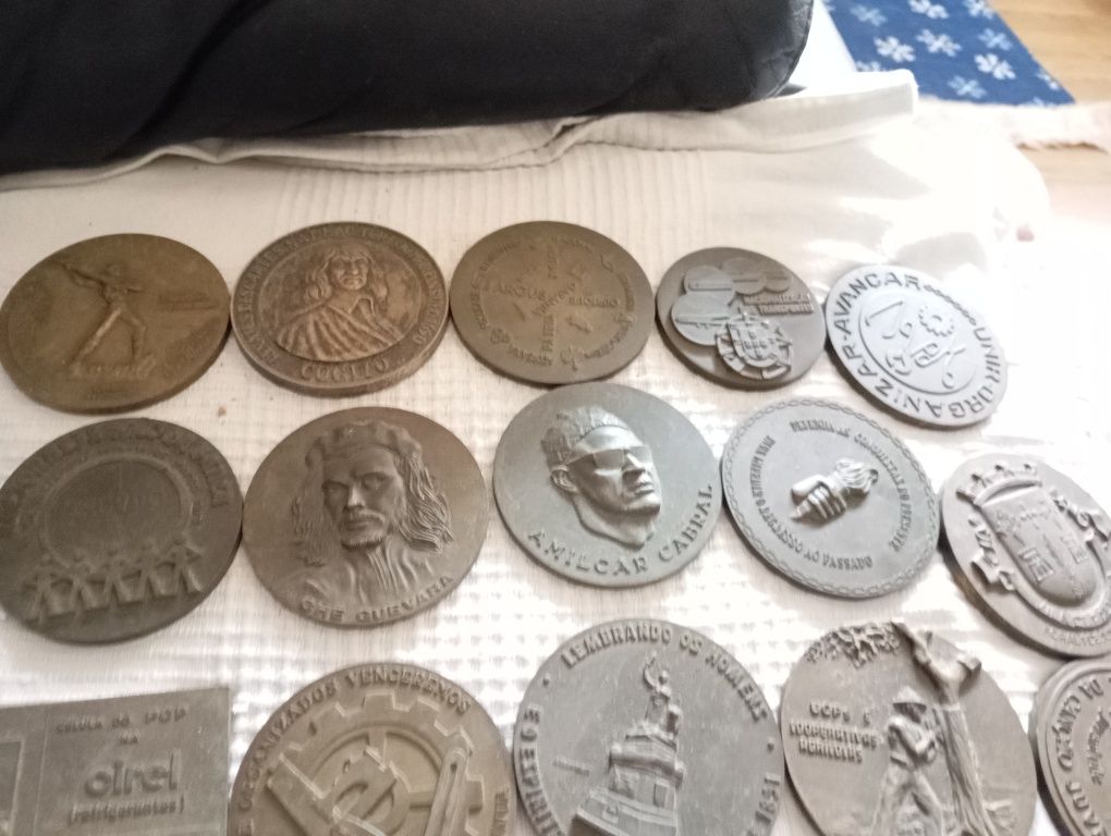 24 medalhas políticas
