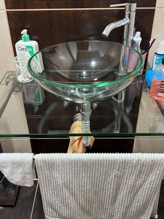 Lavatório em vidro com torneira