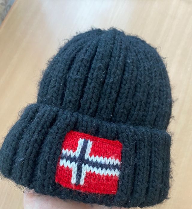 Czarna czapka sportowa