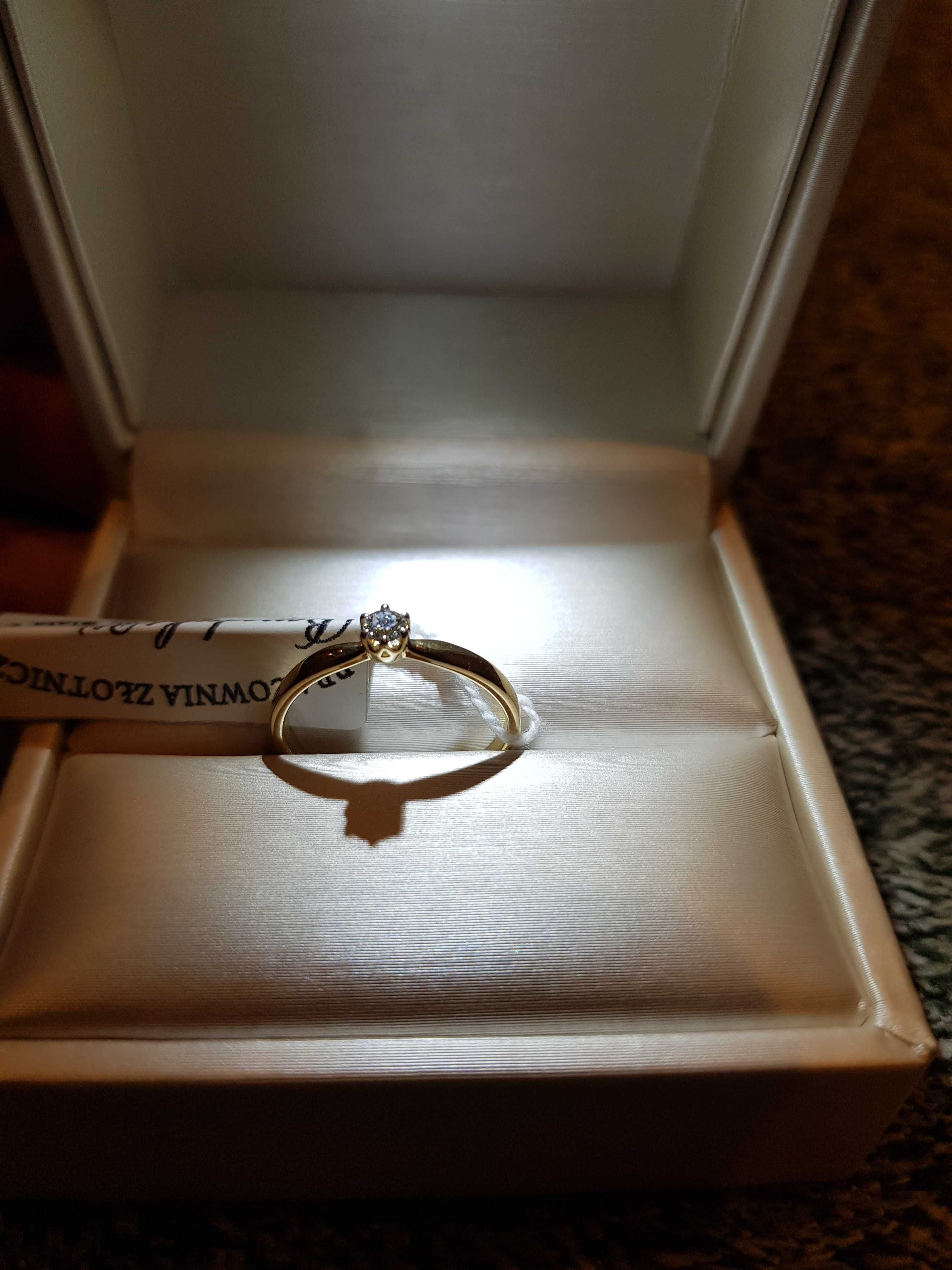 Nowy z metką złoty pierścionek z brylantem zaręczynowy