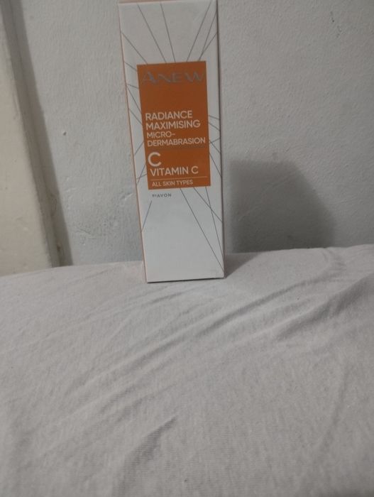 Peeling rozświetlający mikrodermabrazja Anew Avon