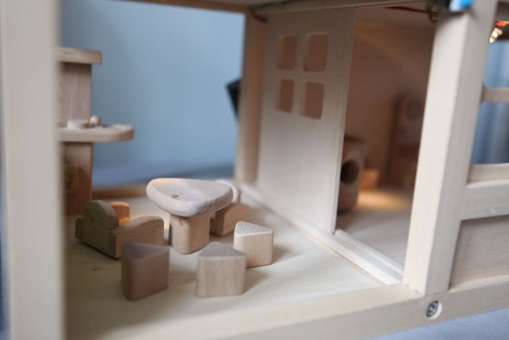 Hape - Drewniany domek dla lalek z wyposażeniem Happy Villa + Światło