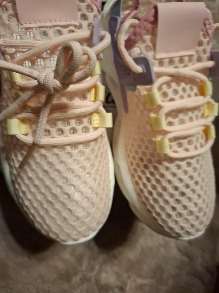 Przewiewne buty sportowe na lato rozm 37