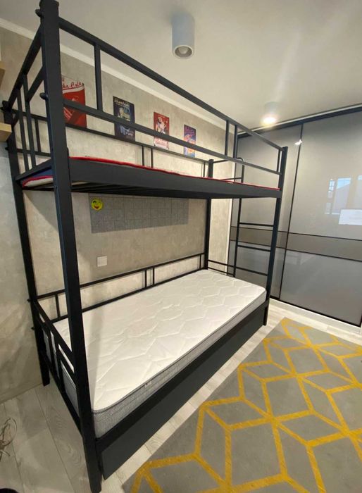 Металеве ліжко двоярусне