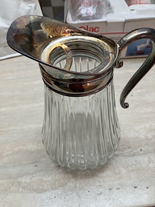 Jarro em vidro e liga de metal