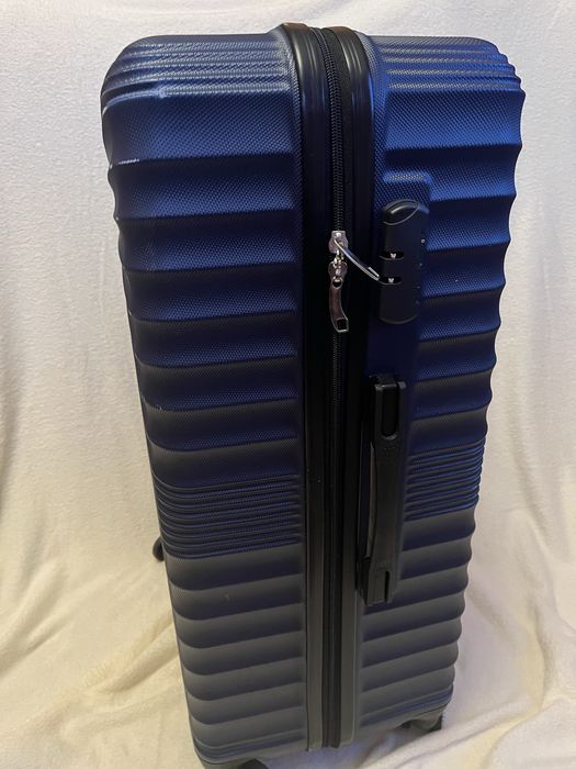 Валіза на чотирьох колесах