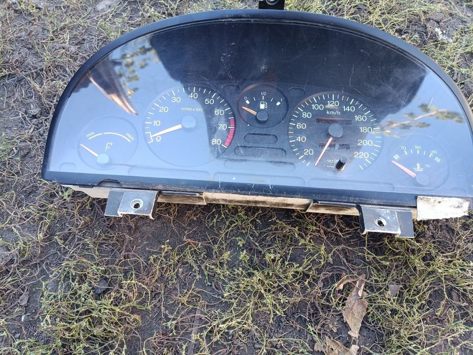 Панель приборів на машину Пежо 405