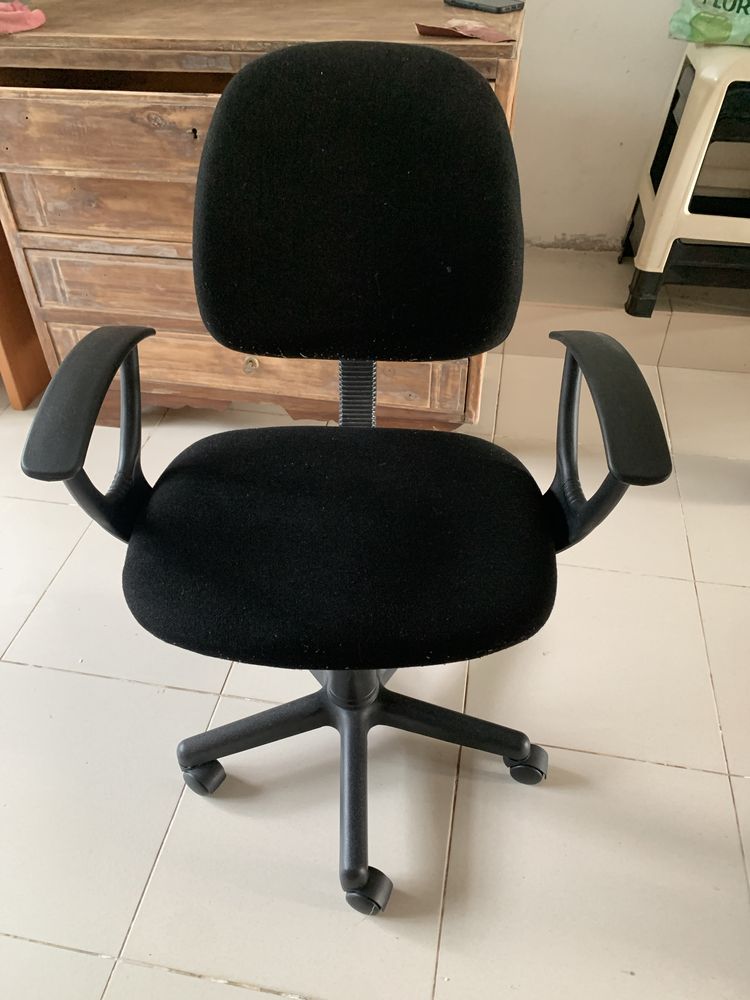 Cadeira de escritorio de cor preta