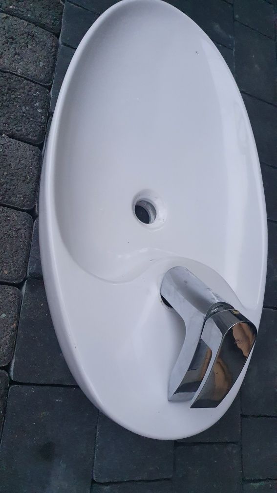 Umywalka nablatowa z baterią