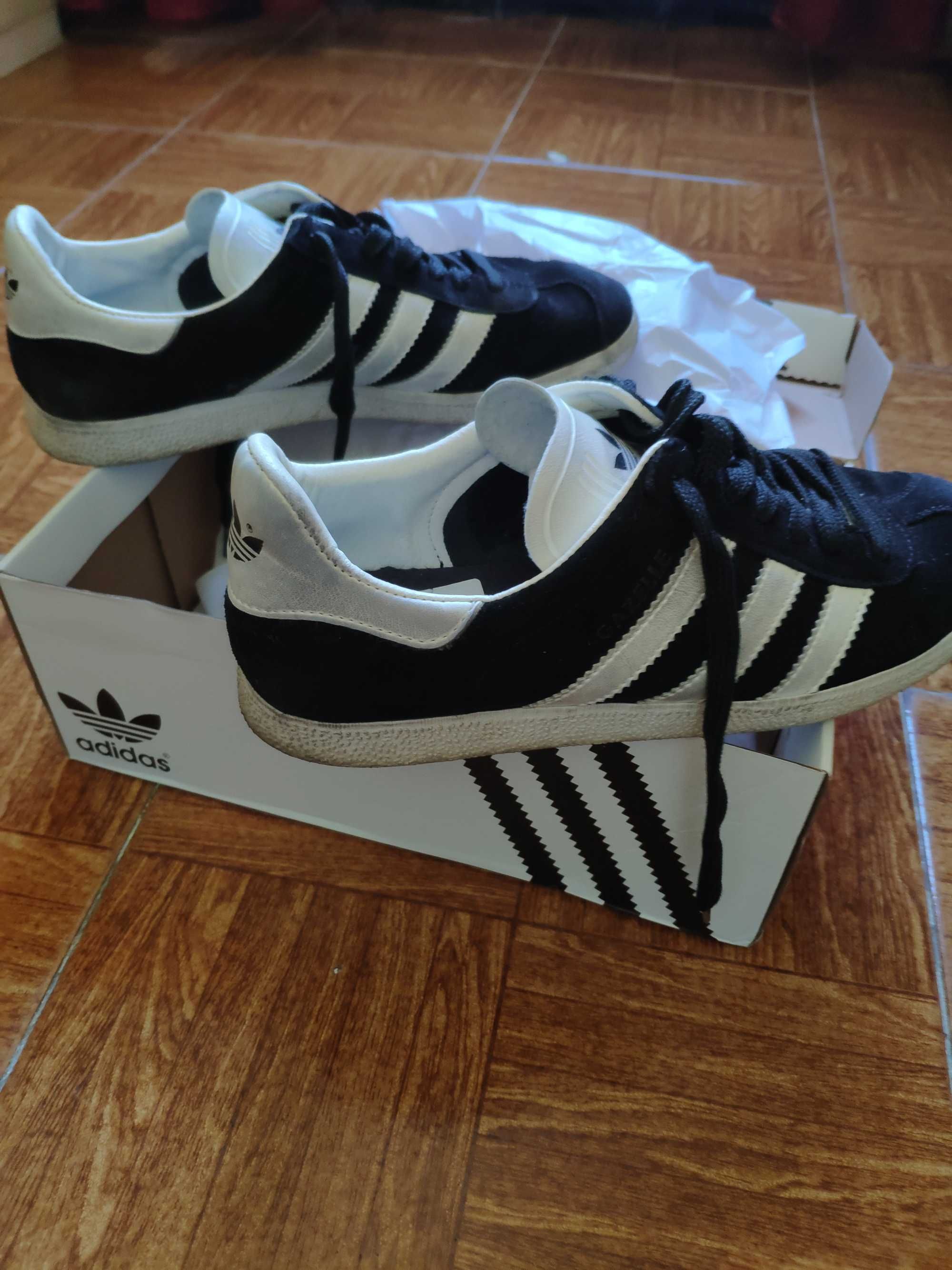 Vendo tênis adidas preto e branco pouco usados tamanho 41