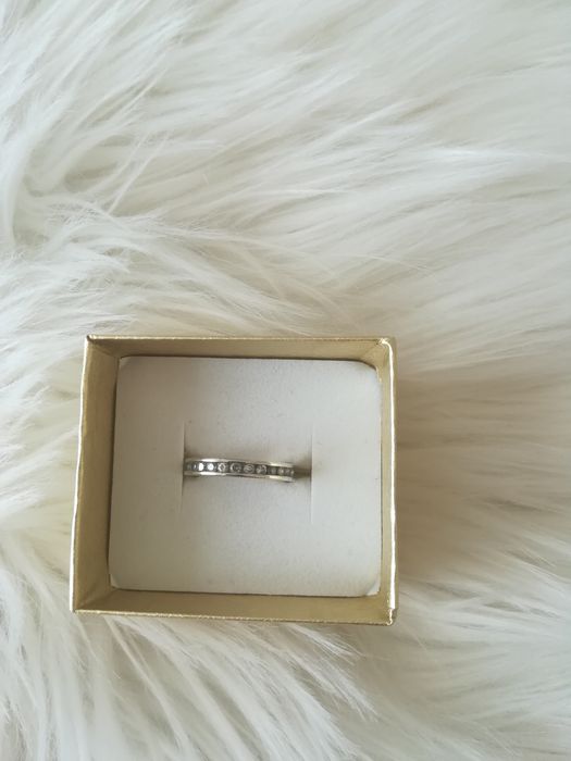 Obrączka pierścionek celebrytka z cyrkoniami