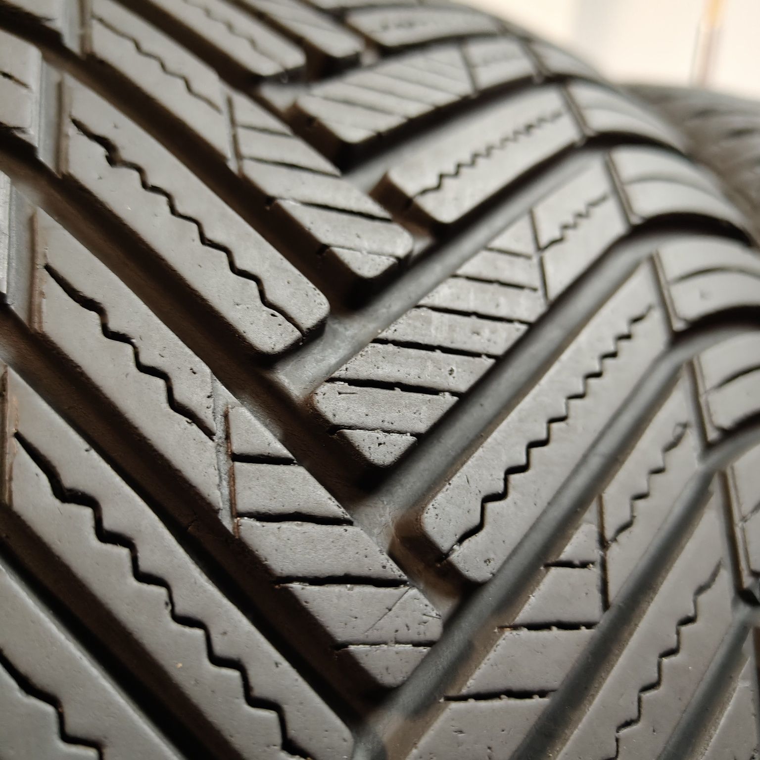 235/45/18 XL Sprzedam parę opon całorocznych Hankook