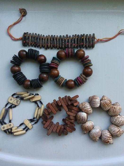 Pulseiras em madeira artesanais