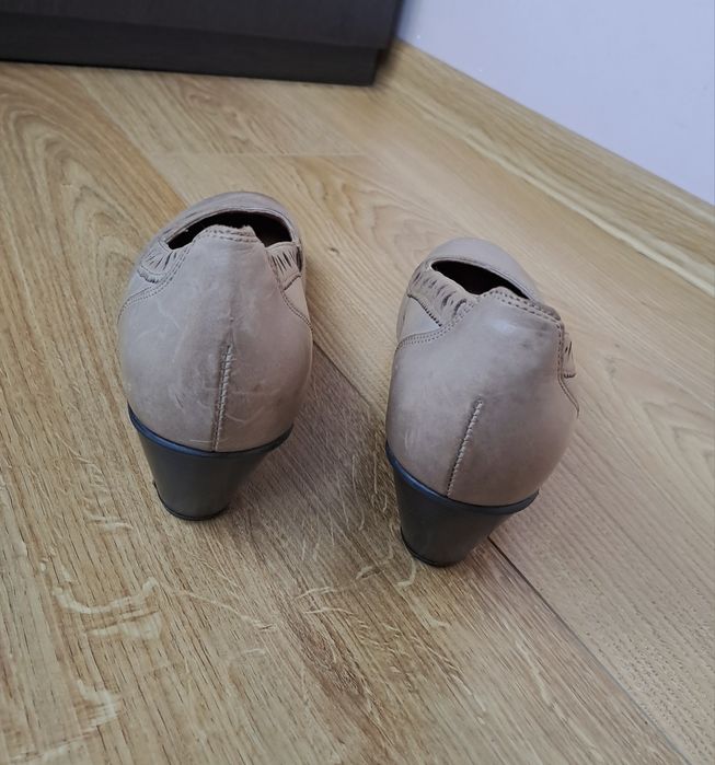 Світлі жіночі шкіряні туфлі на низькому каблуці