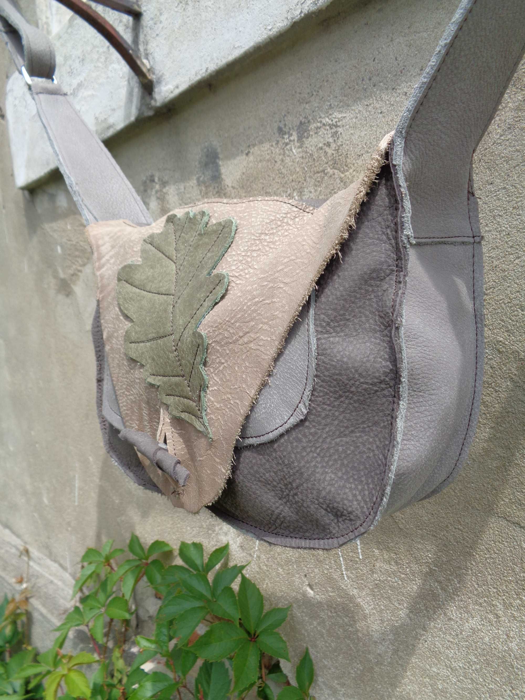 Artystyczna mała skórzana torebka z liściem. Handmade