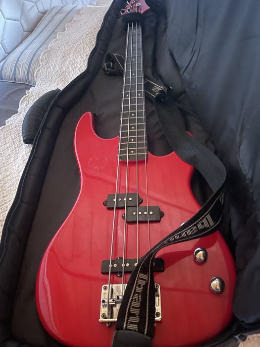 guitarra baixo elétrico com amplificador