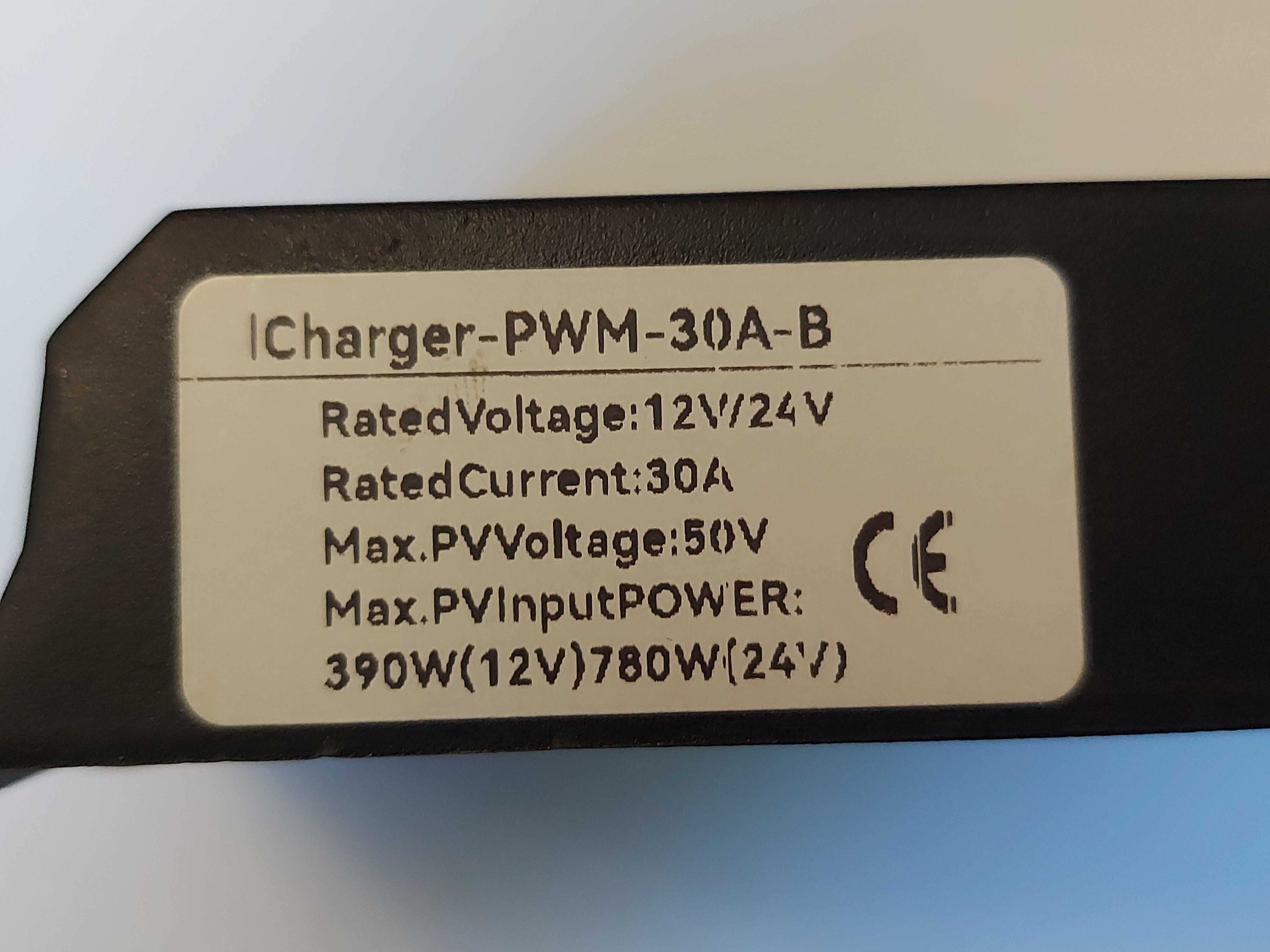 Sterownik ładowania paneli słonecznych PWM 12/24V – nowy, z pudełkiem