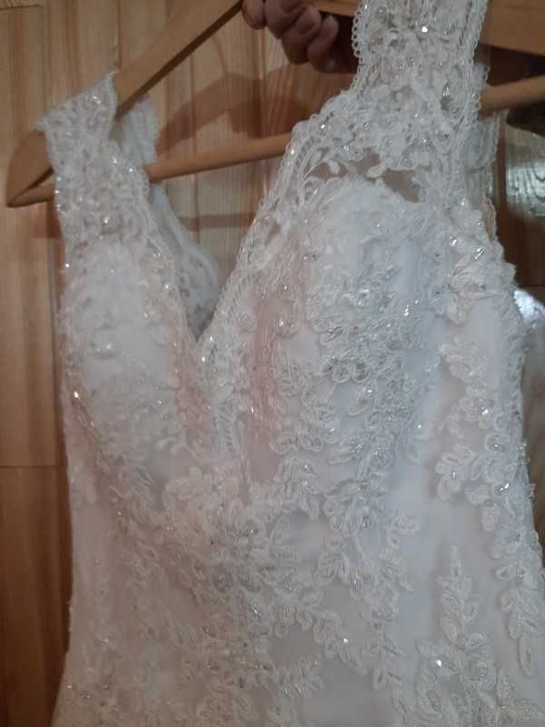 Suknia ślubna z podpinanym trenem biała