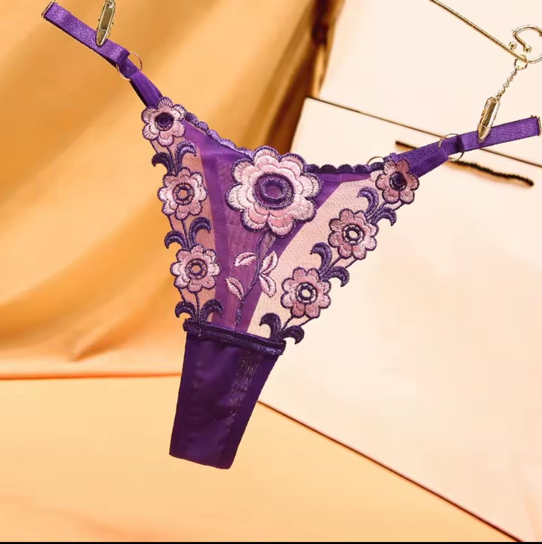 Stringi damskie w kwiaty