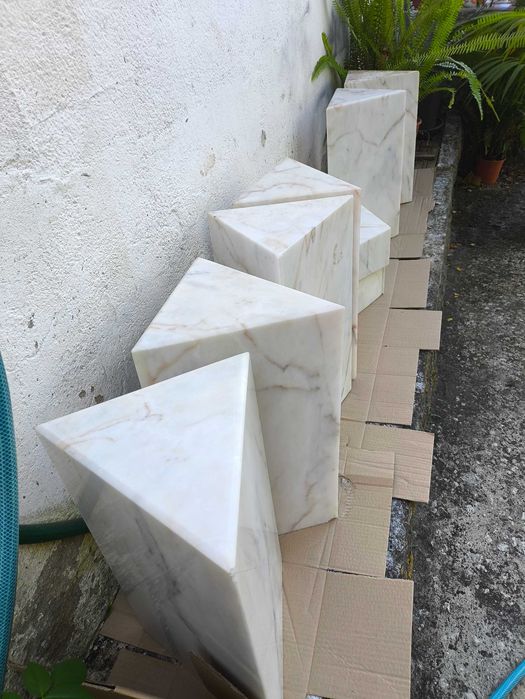 móvel mármore com prateleiras de vidro