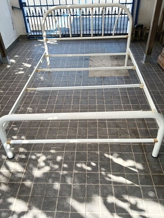 Ofereço cama de ferro lacada