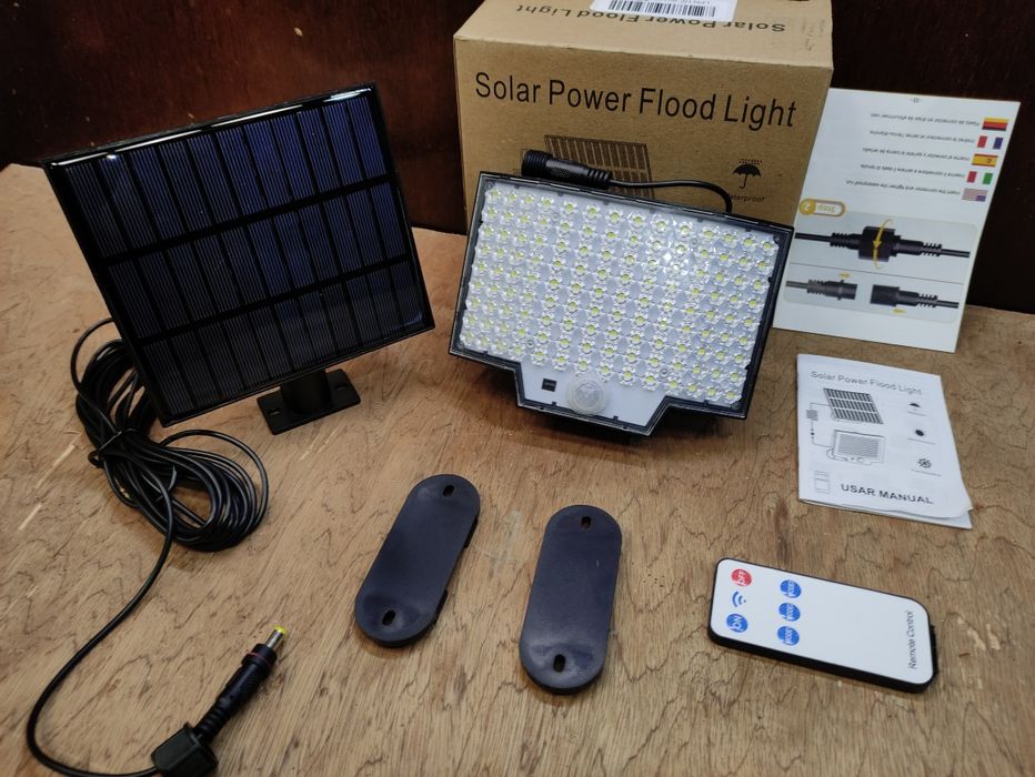 Прожектор вуличний на сонячній панелі та а