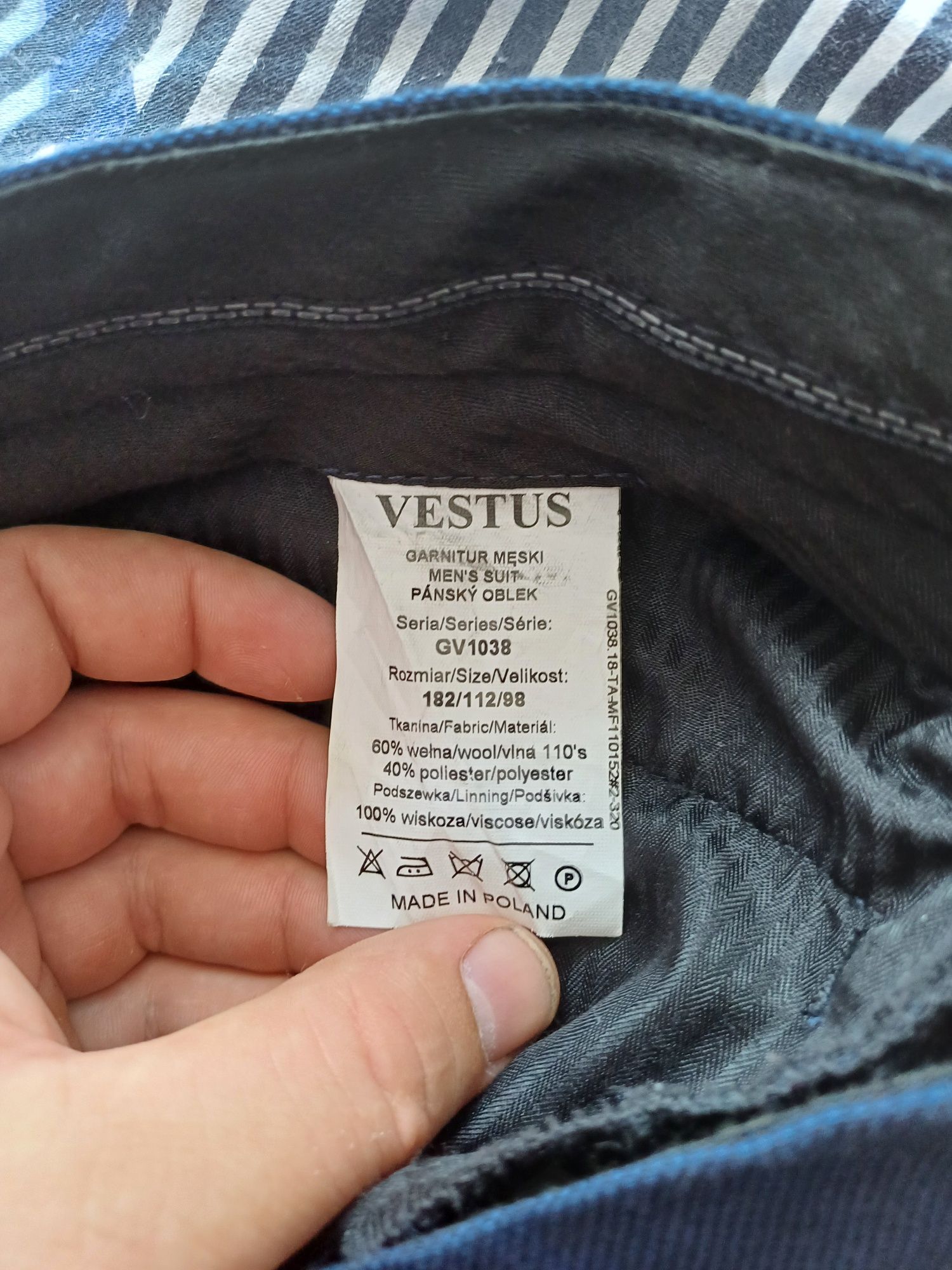 Markowy garnitur męski Vestus + krawat