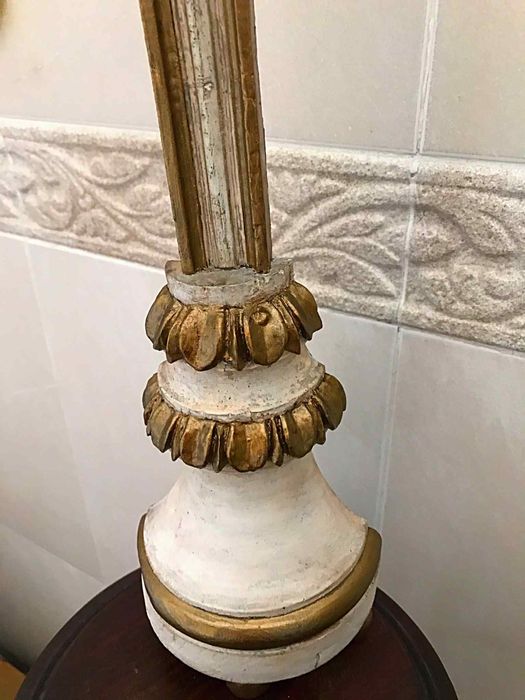 Antigo Cristo na cruz em madeira