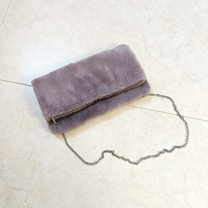 Szara futerkowa torebka/kopertówka na łańcuszku
