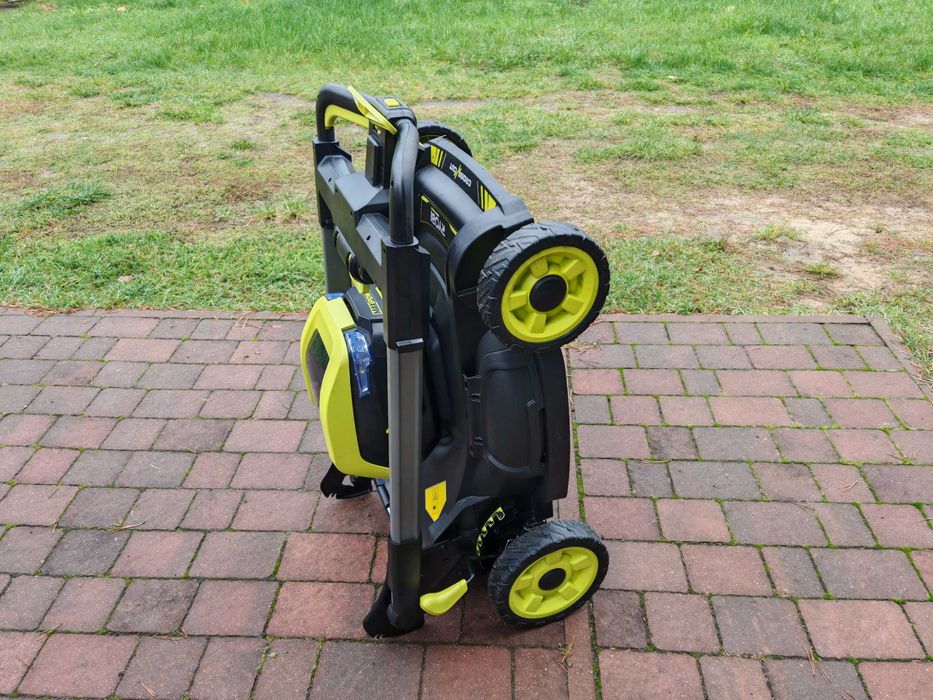 Kosiarka RYOBI - akumulatorowa z napędem o szerokości koszenia 53 cm