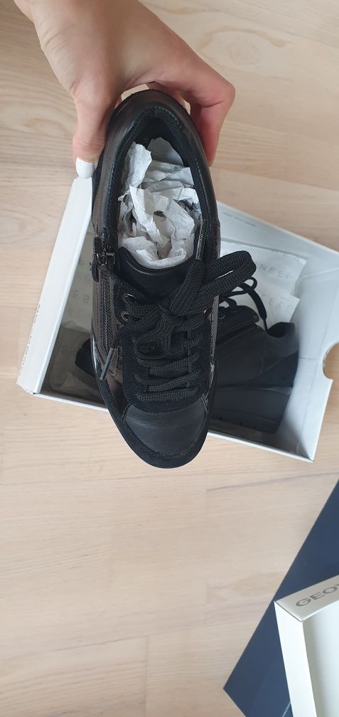 Czarne buty ze skóry na koturnie