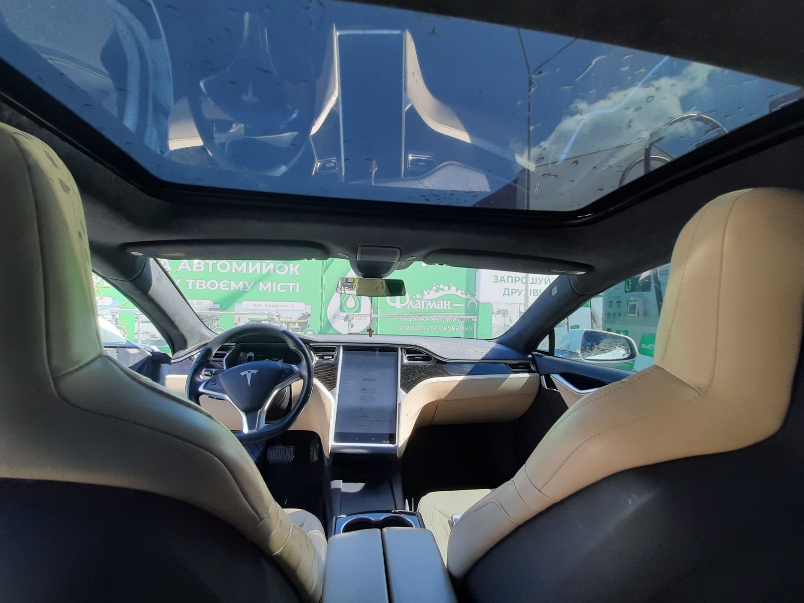 Tesla Model S Dual motor 2016 75Kw 400км.