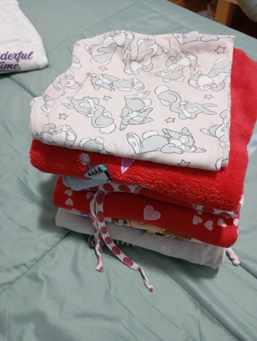 Roupa de menina em bom estado