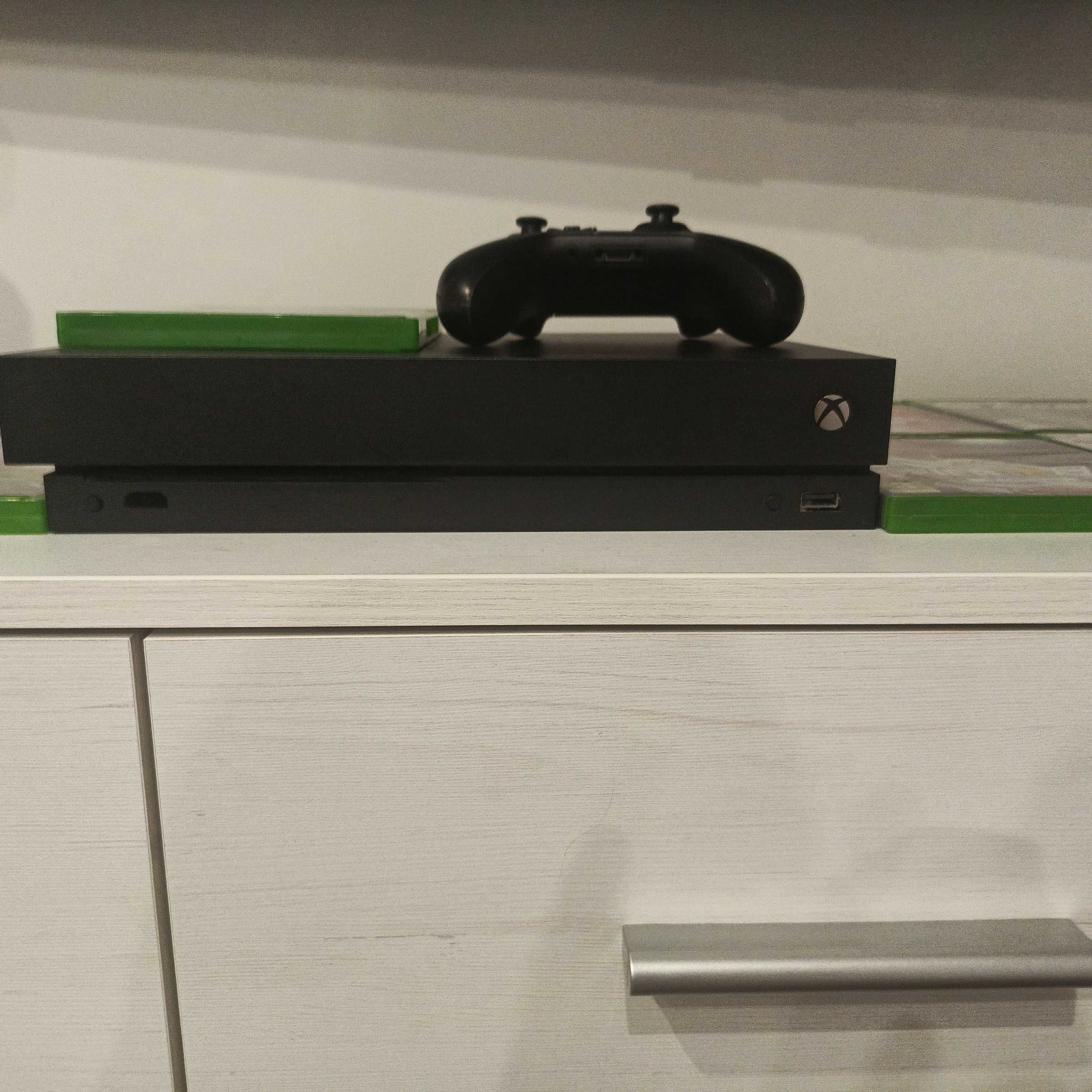 Xbox one x z 2 padami  i 7 grami