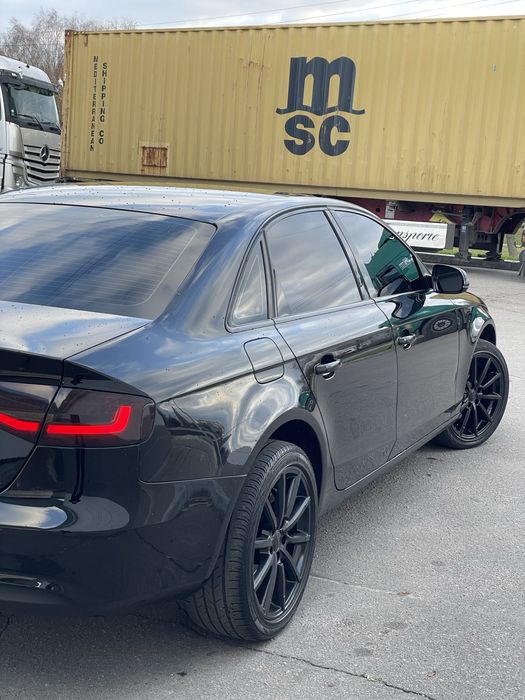 Audi A4B8 Офіційна