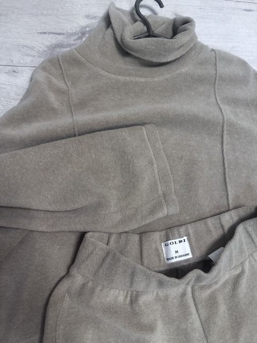 костюм женский беж и серый