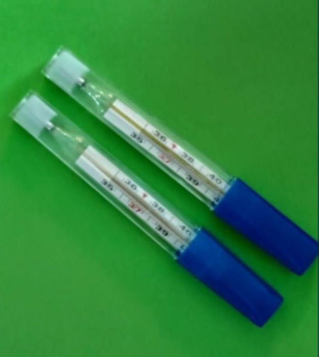 2 szklane termometry.