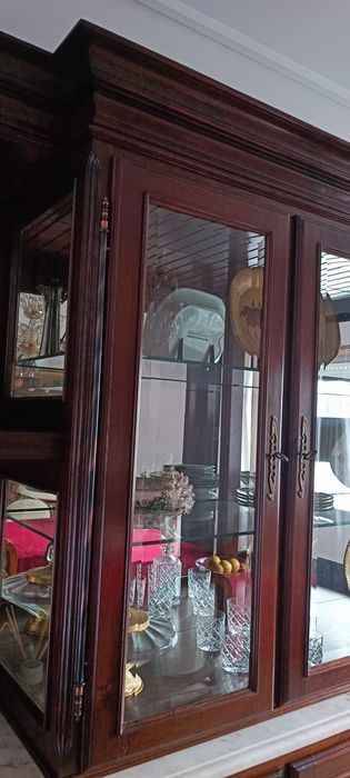 Cristaleira clássica de sala de jantar