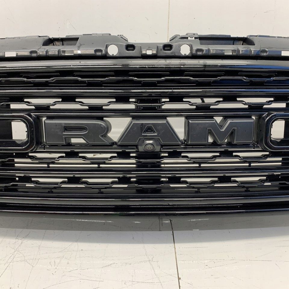 Atrapa grill czarny przód przedni kamera Dodge Ram V 1500 Limited 21r