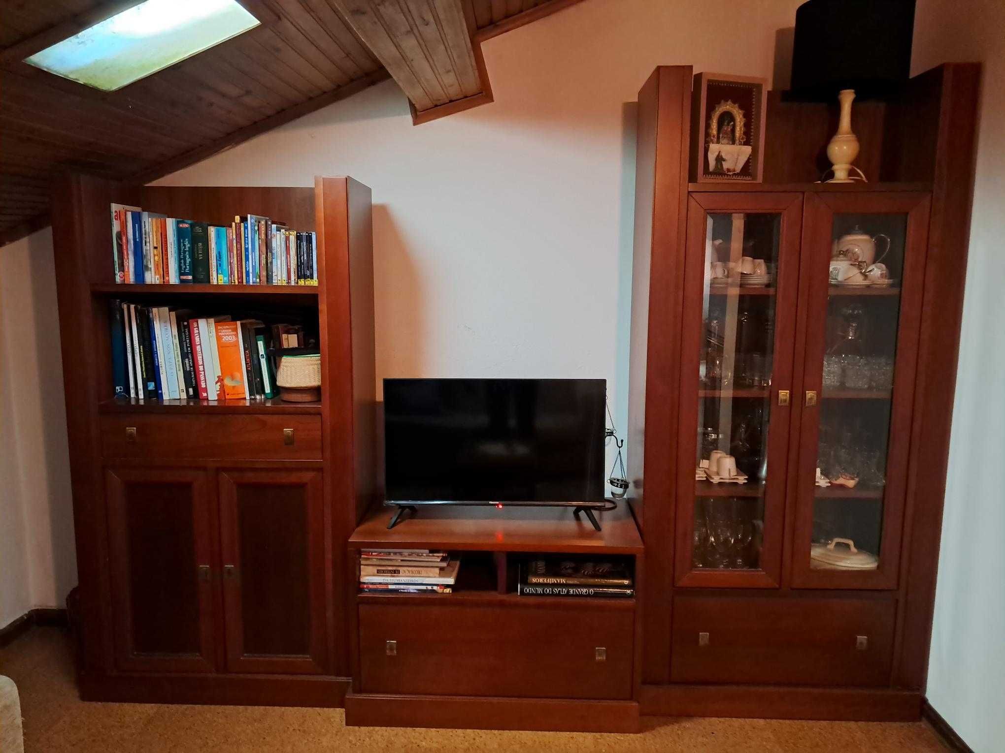 Móvel de sala para eem cerejeira fabricado em Paços de Ferreira