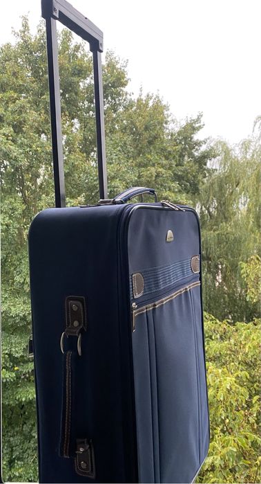 Чемодан на колесиках синий классика