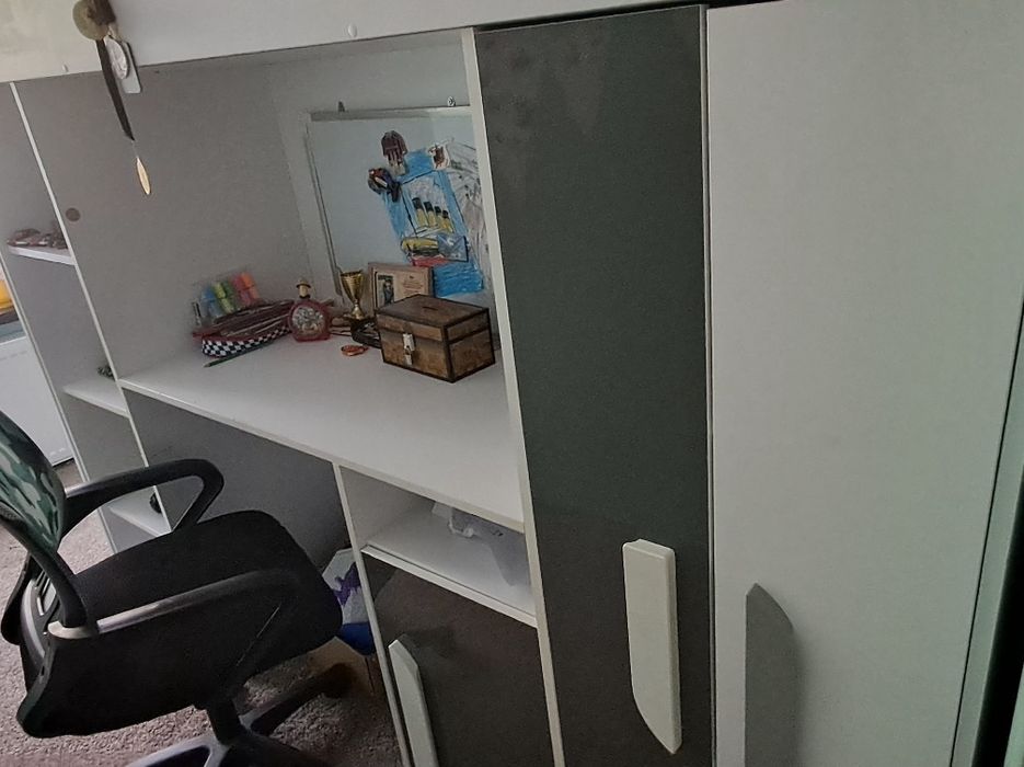 Łóżko piętrowe z biurkiem