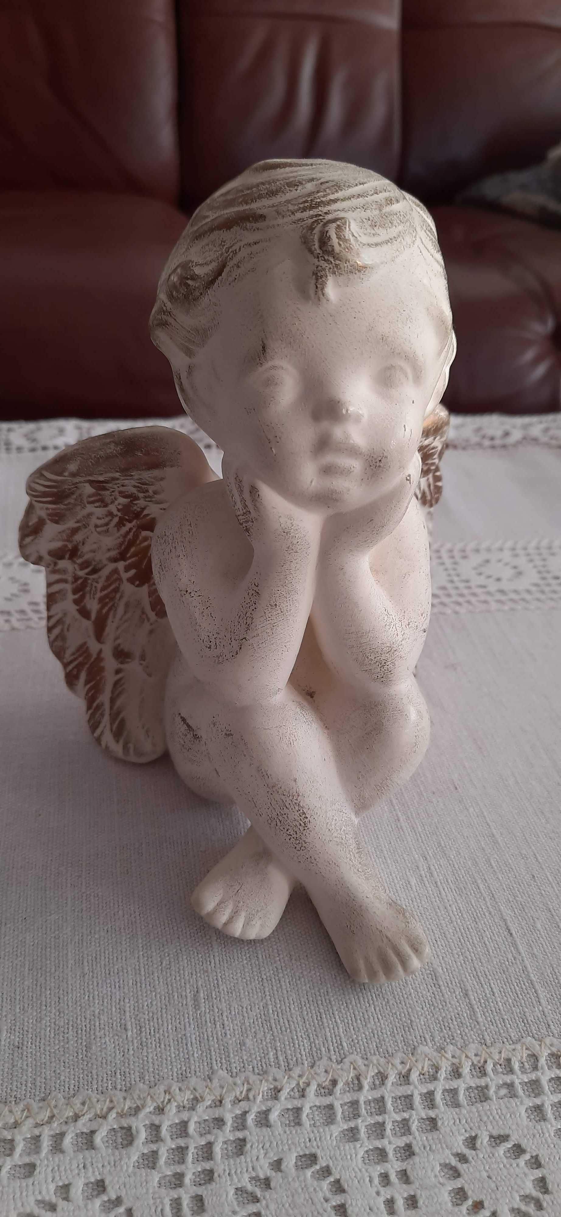 Zamyślony anioł figurka świąteczna ceramiczna 15 cm wysokość
